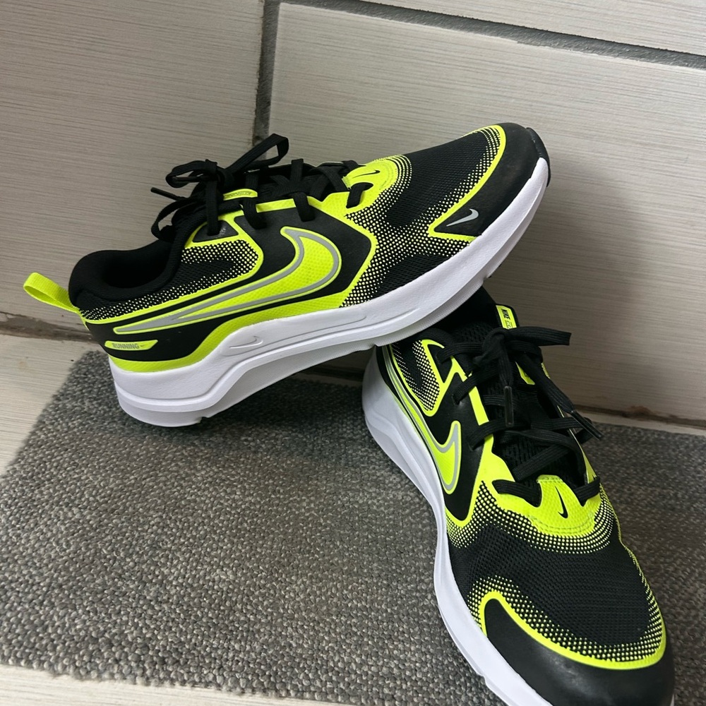 Nike Kids Black and Neon Green Sneakers